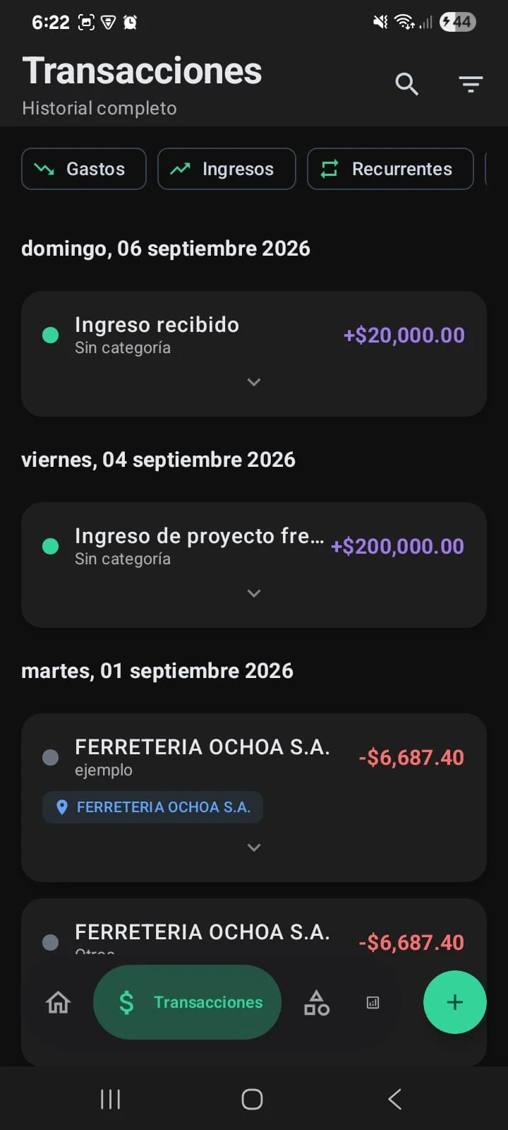 Historial de transacciones de Expense Voice con montos y ubicación del comercio